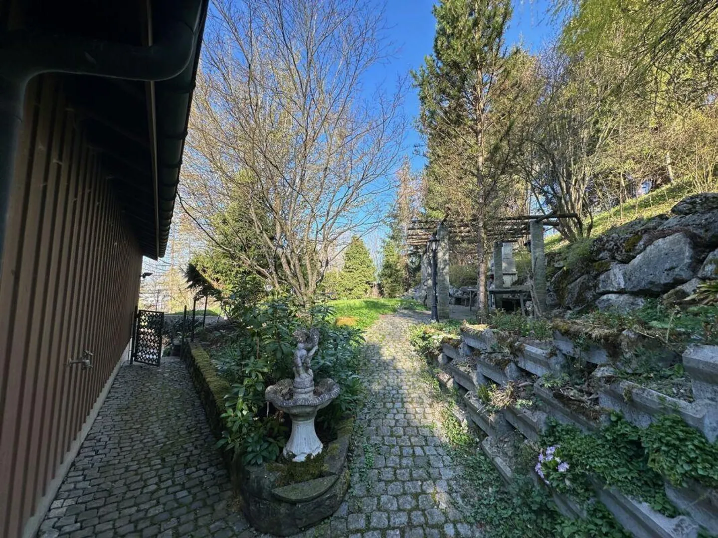 Ampia casa unifamiliare con giardino paradisiaco, sauna e laghetto - Foto 29 di 30