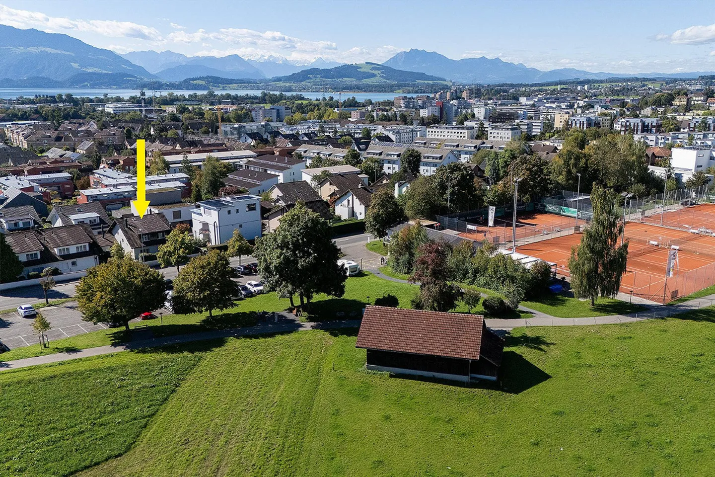Terreno edificabile situato in posizione centrale e tranquilla con casa unifamiliare esistente di 8 stanze - Foto 1 di 2