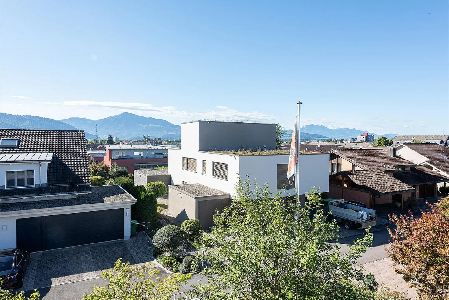 Terreno edificabile situato in posizione centrale e tranquilla con casa unifamiliare esistente di 8 stanze - Foto 2 di 2
