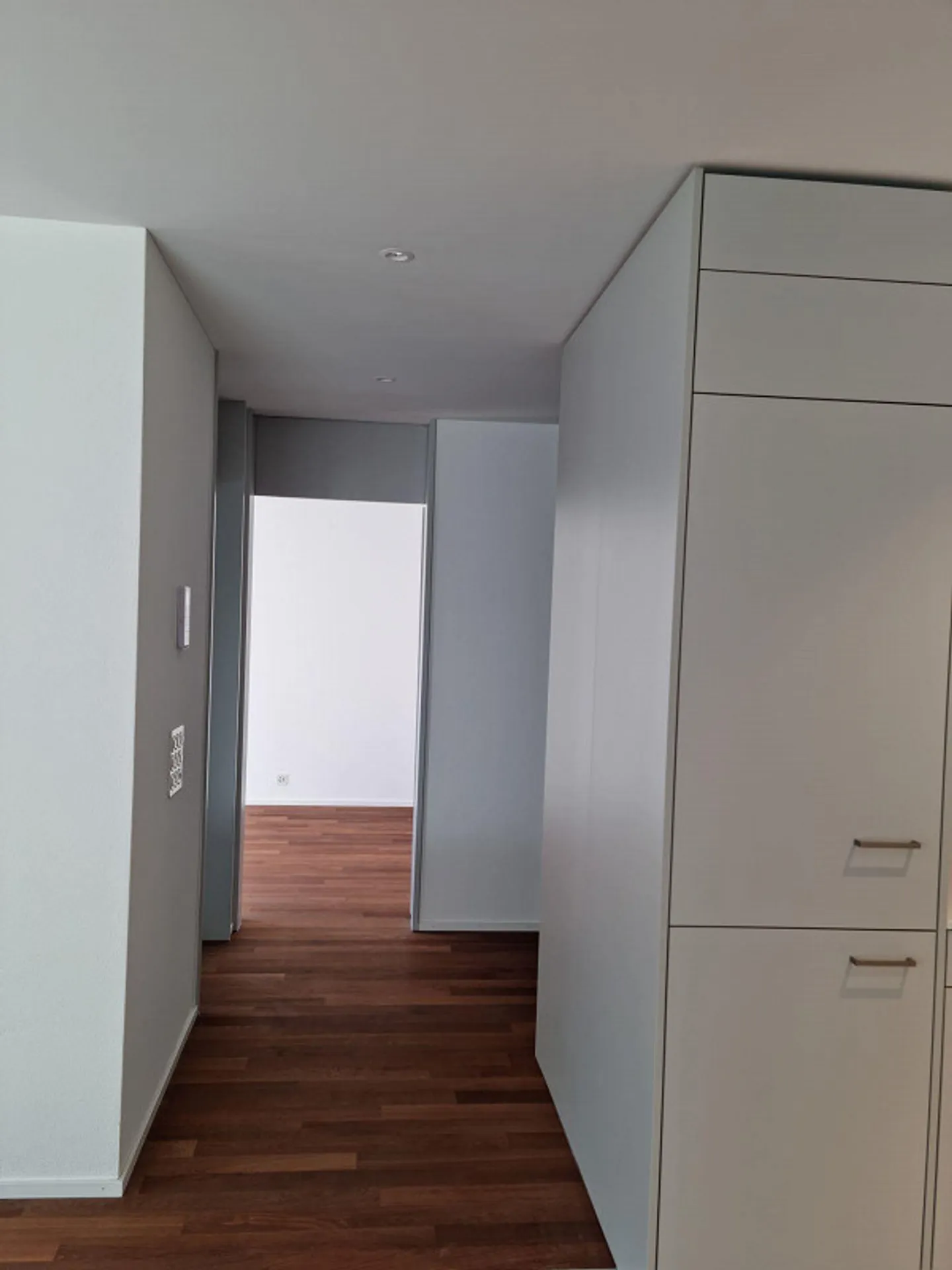 Appartement moderne de 2,5 pièces à louer à partir du 1er avril - Photo 2 sur 7