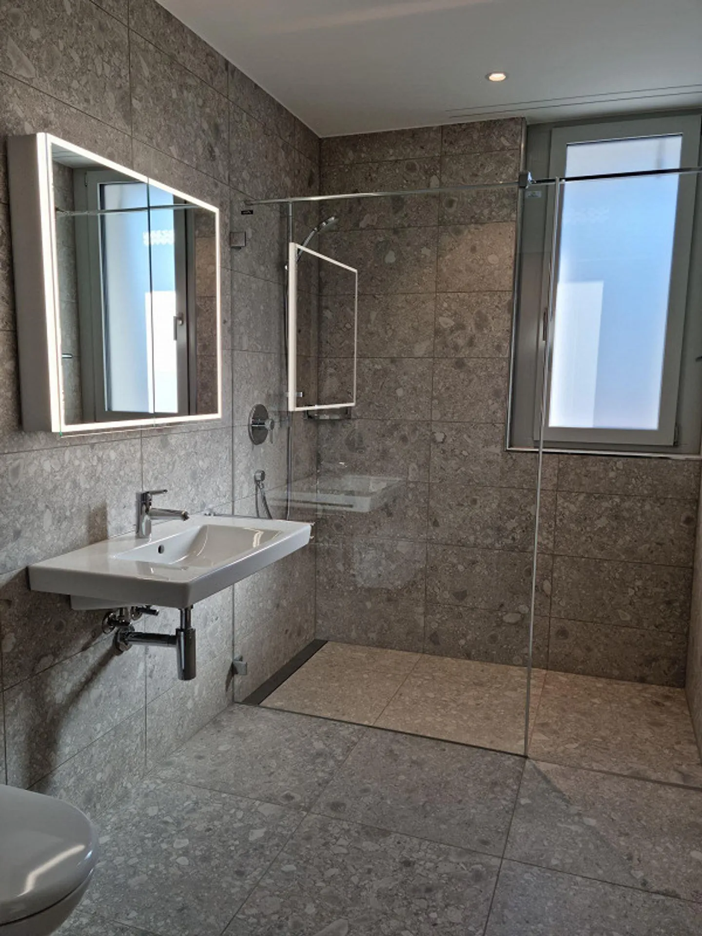 Appartement moderne de 2,5 pièces à louer à partir du 1er avril - Photo 3 sur 7