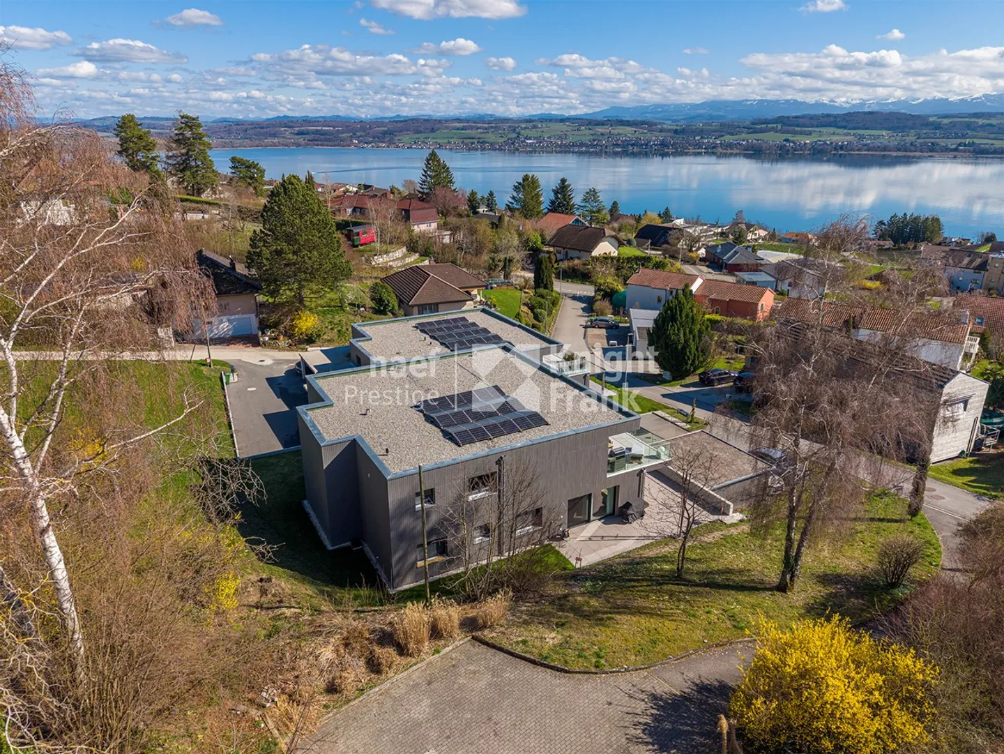 Magnifique appartement en penthouse de 4,5 pièces avec vue imprenable sur le lac de Morat à Lugnorre à vendre - Photo 1 sur 9
