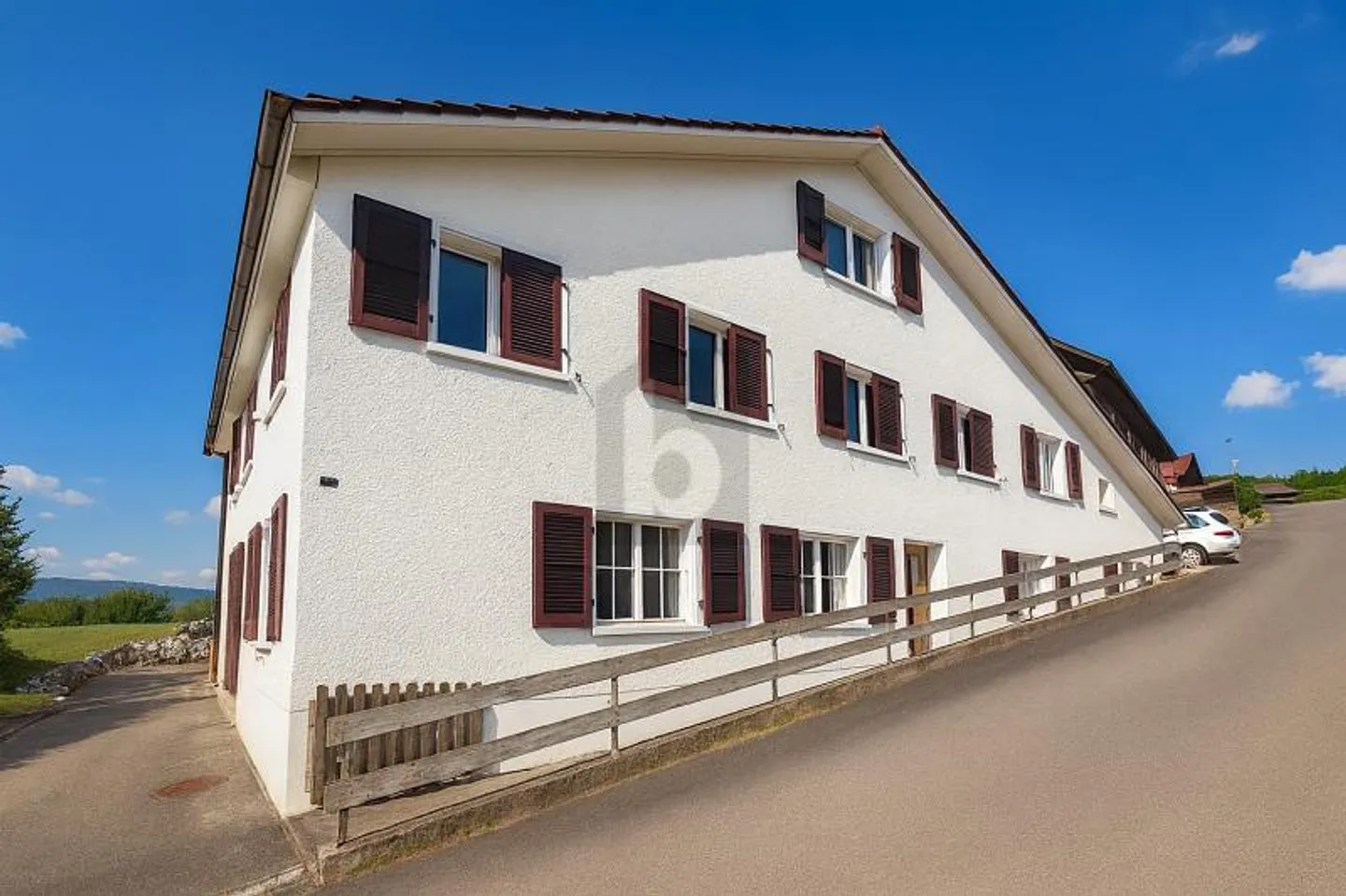 PROPRIÉTÉ SPACIEUSE ET LUMINEUSE MODERNE - Photo 1 sur 6