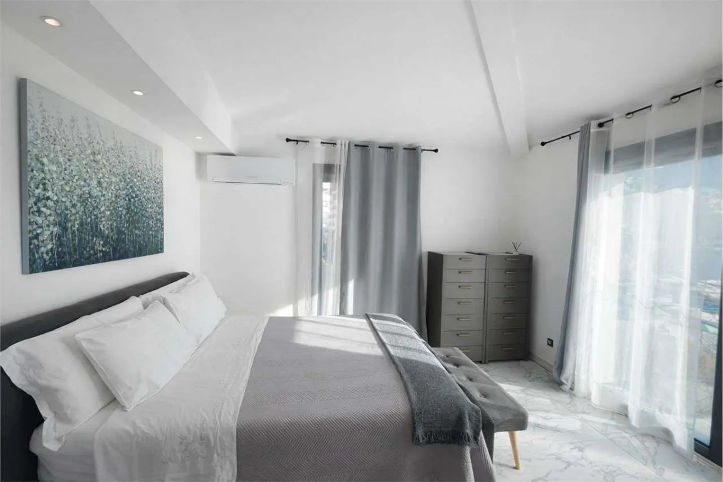 PENTHOUSE DE PRESTIGE MEUBLÉ FACE AU LAC - Photo 8 sur 11