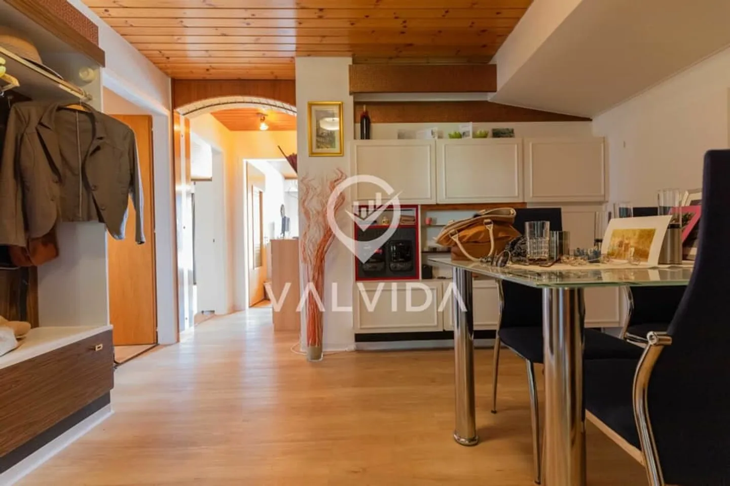 Il tuo rifugio con vista sulla valle del Rodano: appartamento mansardato a St. German con grande potenziale - Foto 3 di 13