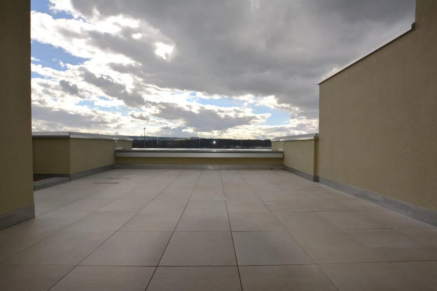 Terrassenwohnung mit atemberaubender Aussicht - Foto 3 von 10