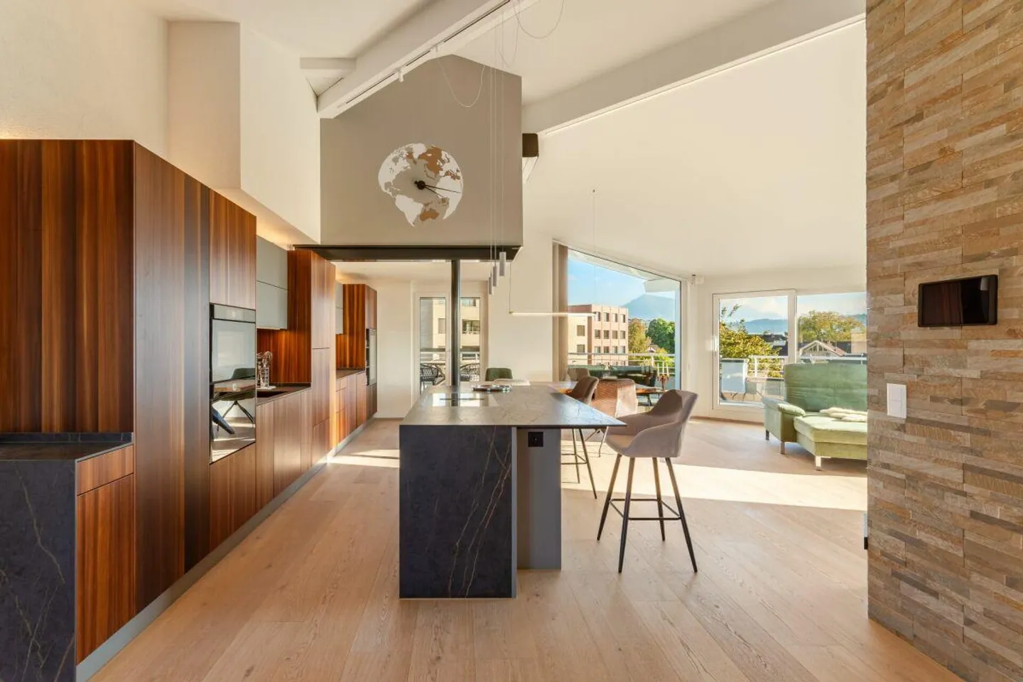 High-quality renovated 5 1/2-room penthouse apartment in the heart of Hünenberg - Photo 1 of 20