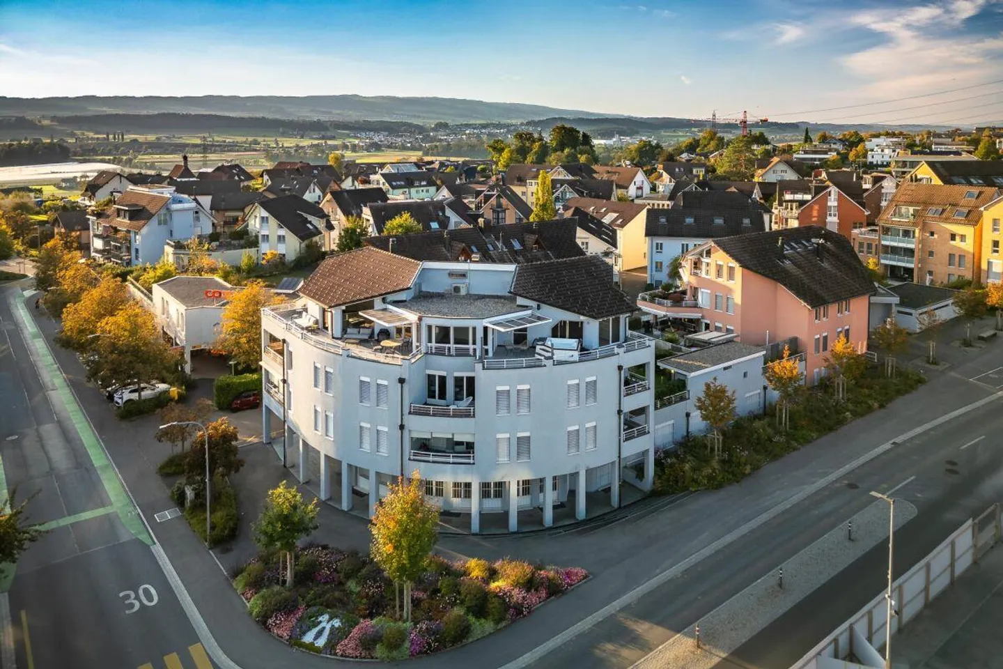 High-quality renovated 5 1/2-room penthouse apartment in the heart of Hünenberg - Photo 2 of 20