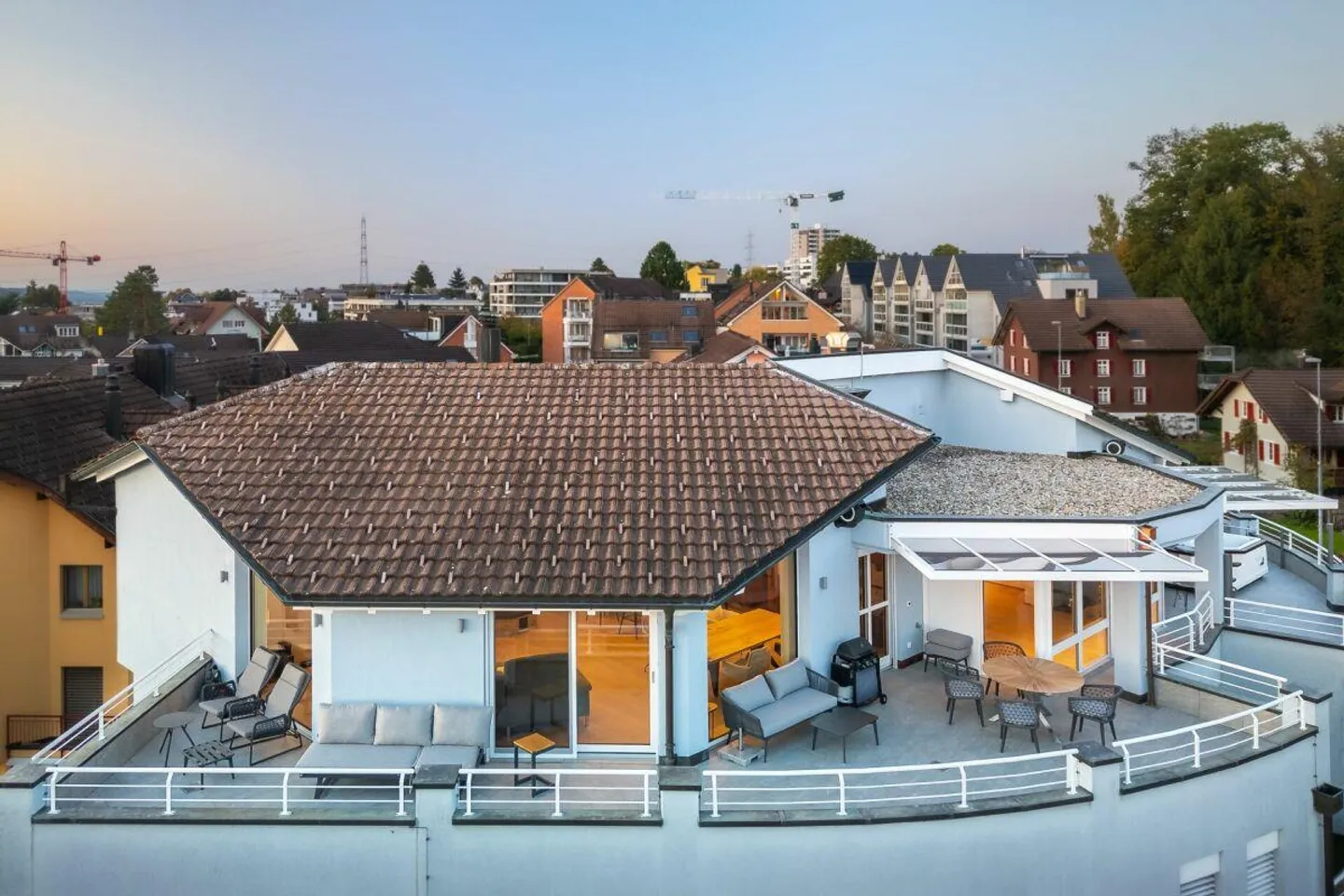High-quality renovated 5 1/2-room penthouse apartment in the heart of Hünenberg - Photo 3 of 20