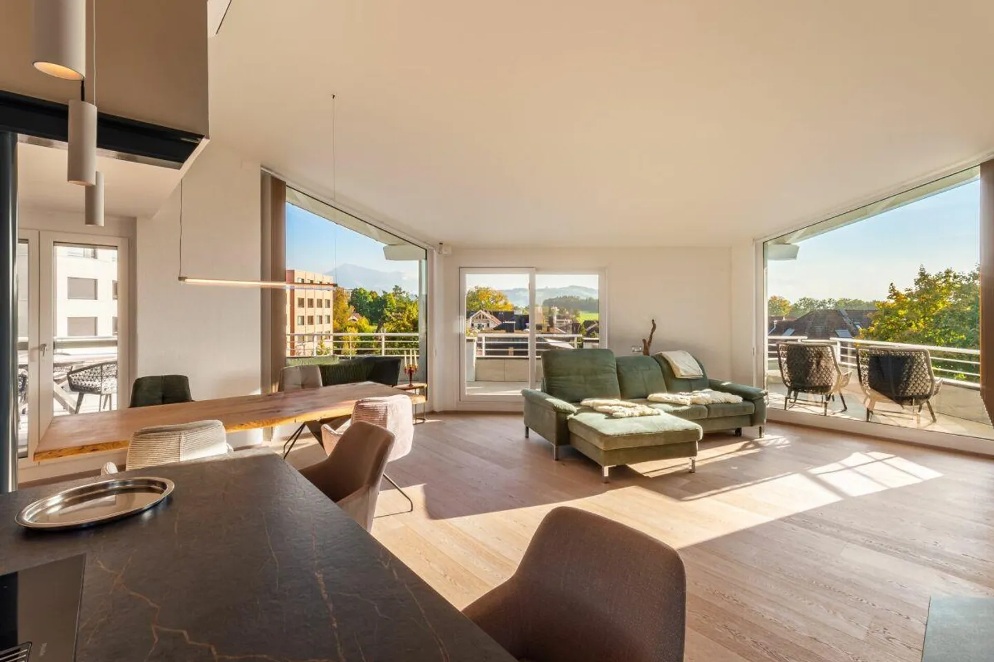 High-quality renovated 5 1/2-room penthouse apartment in the heart of Hünenberg - Photo 4 of 20