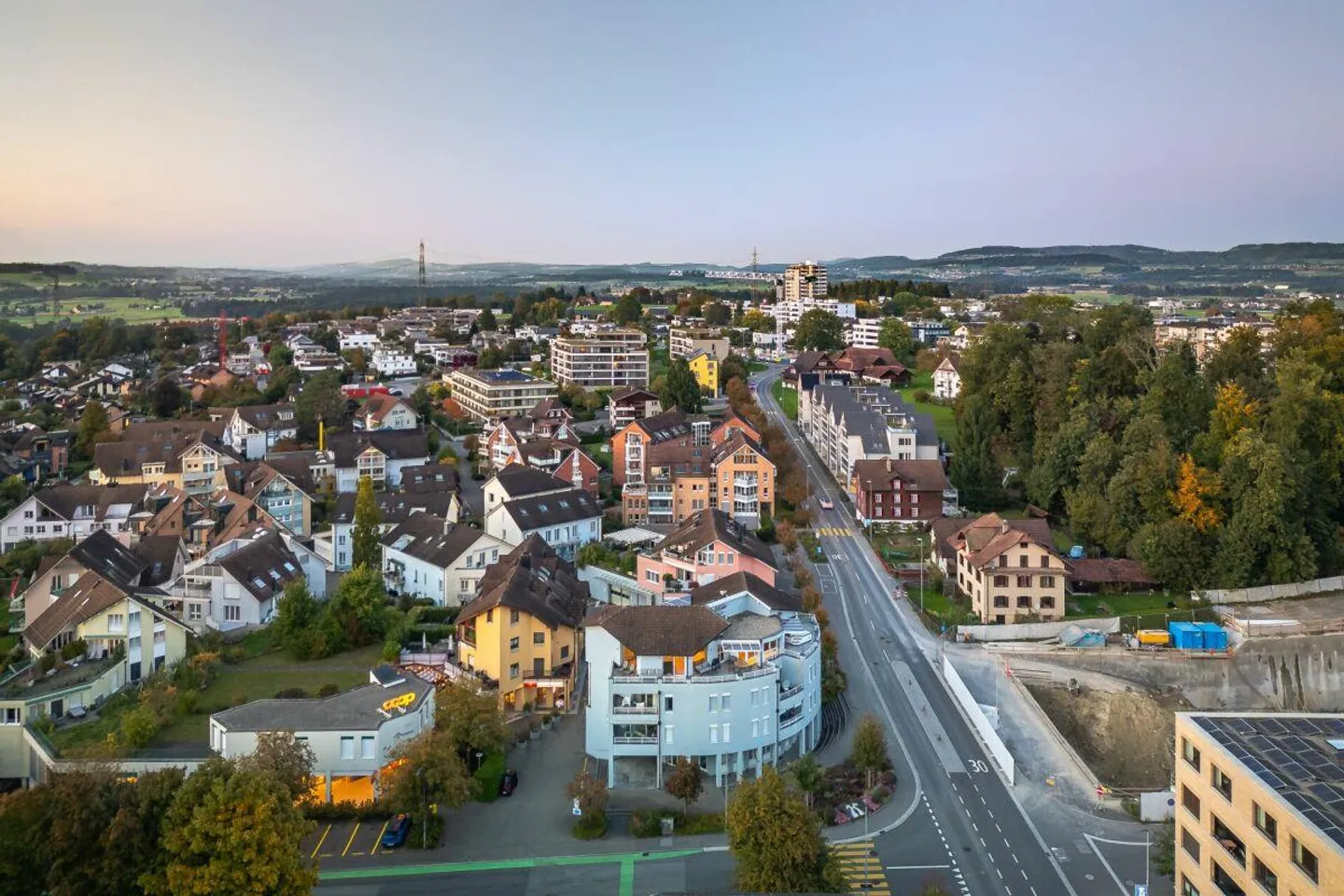 High-quality renovated 5 1/2-room penthouse apartment in the heart of Hünenberg - Photo 5 of 20