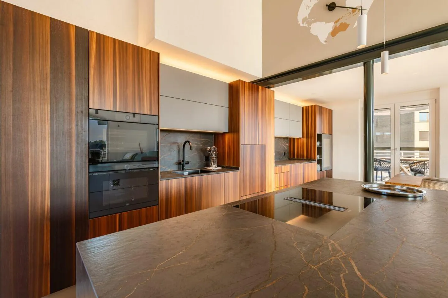High-quality renovated 5 1/2-room penthouse apartment in the heart of Hünenberg - Photo 7 of 20