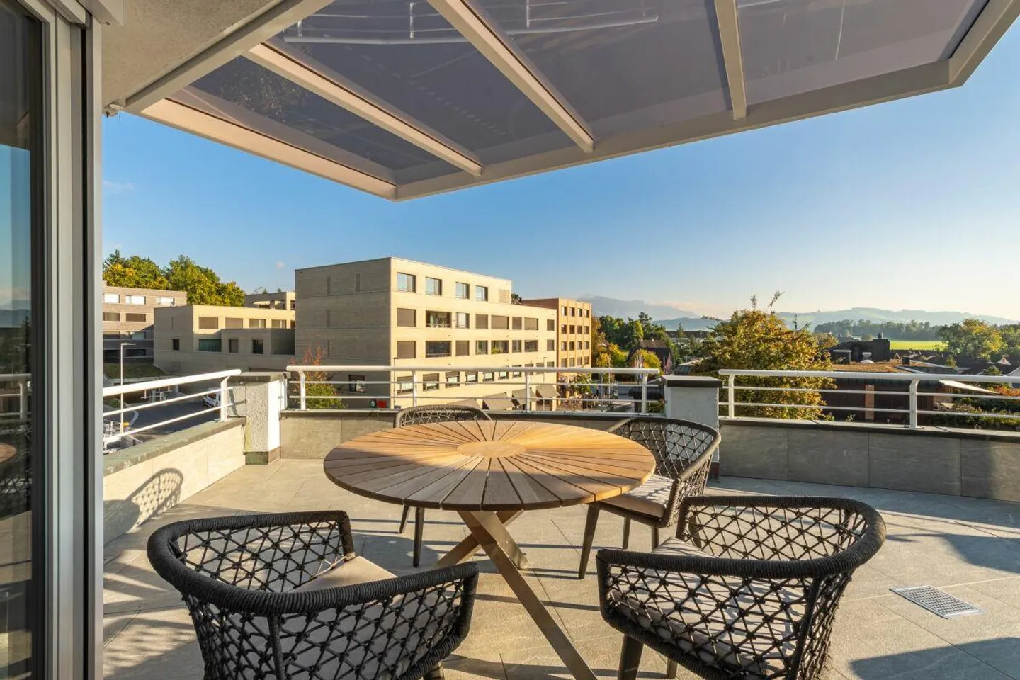 High-quality renovated 5 1/2-room penthouse apartment in the heart of Hünenberg - Photo 9 of 20