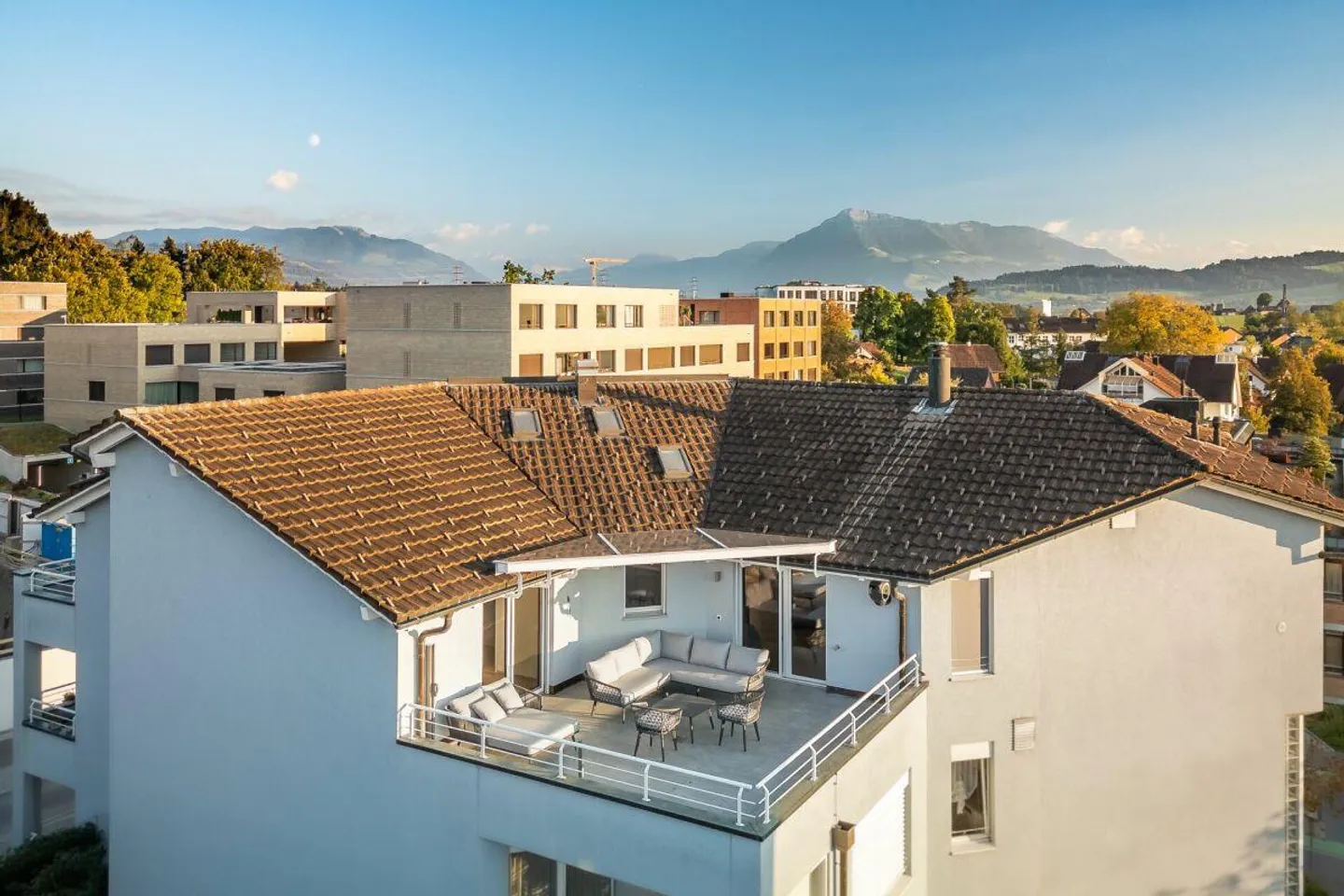 High-quality renovated 5 1/2-room penthouse apartment in the heart of Hünenberg - Photo 15 of 20