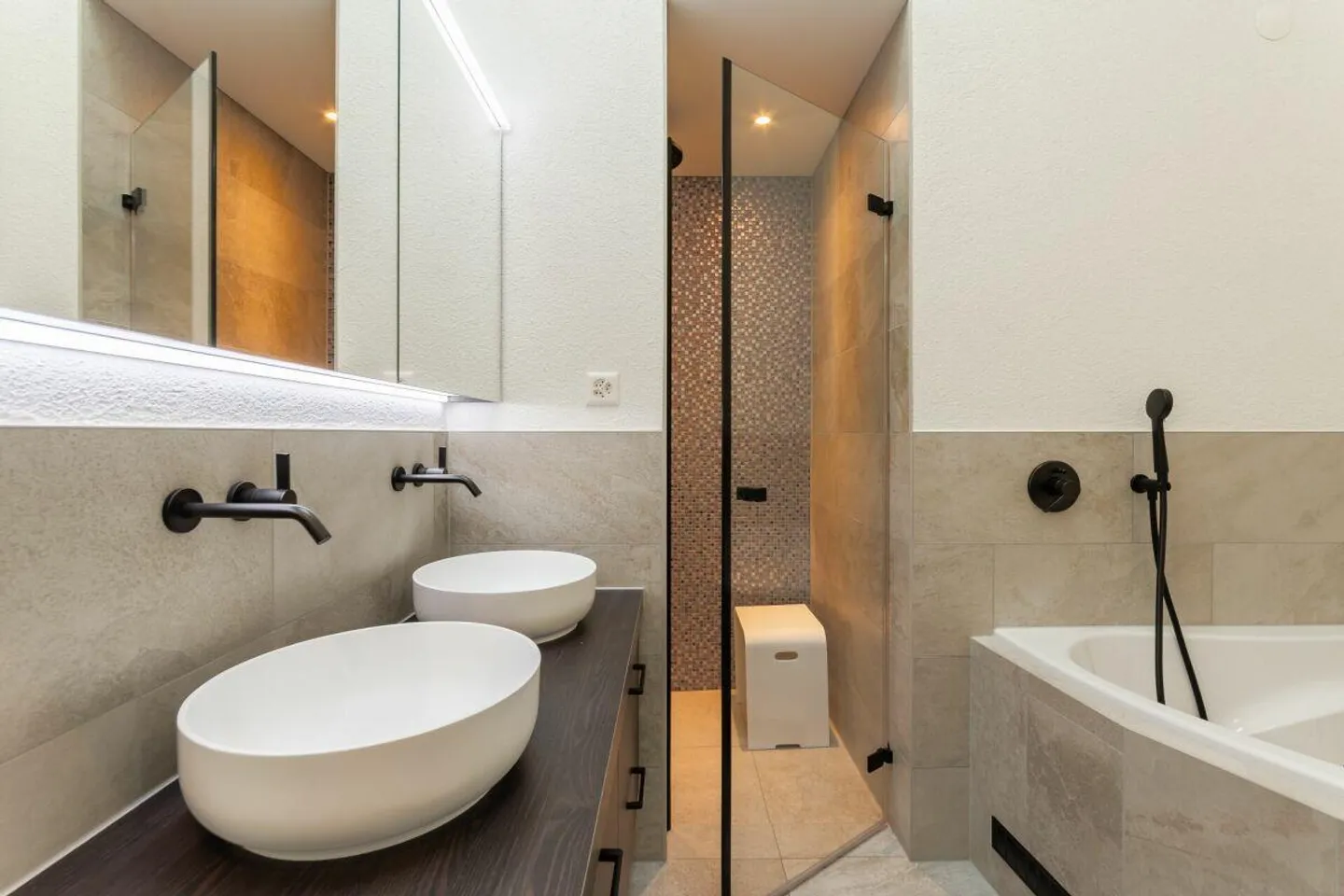 High-quality renovated 5 1/2-room penthouse apartment in the heart of Hünenberg - Photo 16 of 20