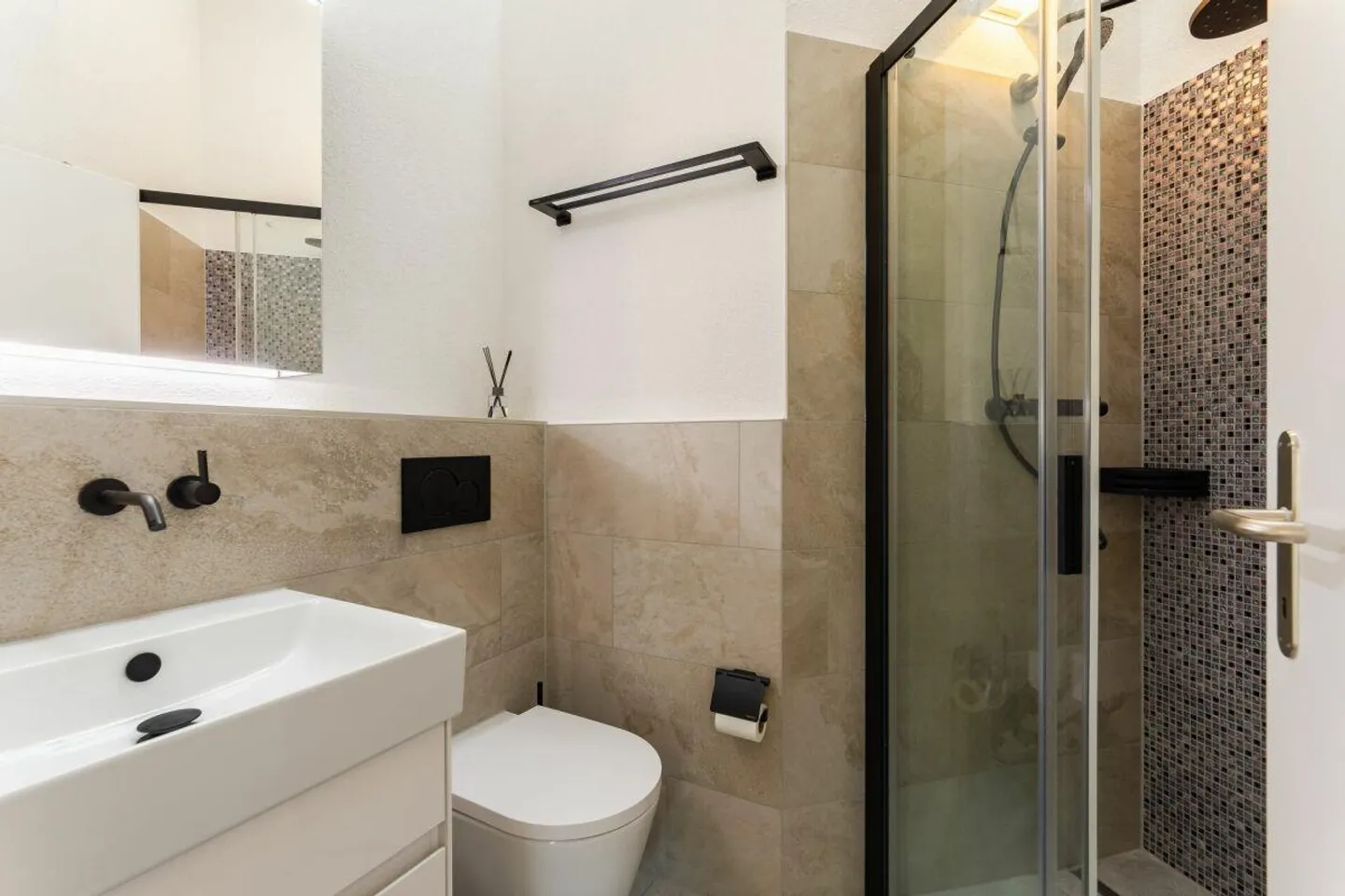 High-quality renovated 5 1/2-room penthouse apartment in the heart of Hünenberg - Photo 17 of 20