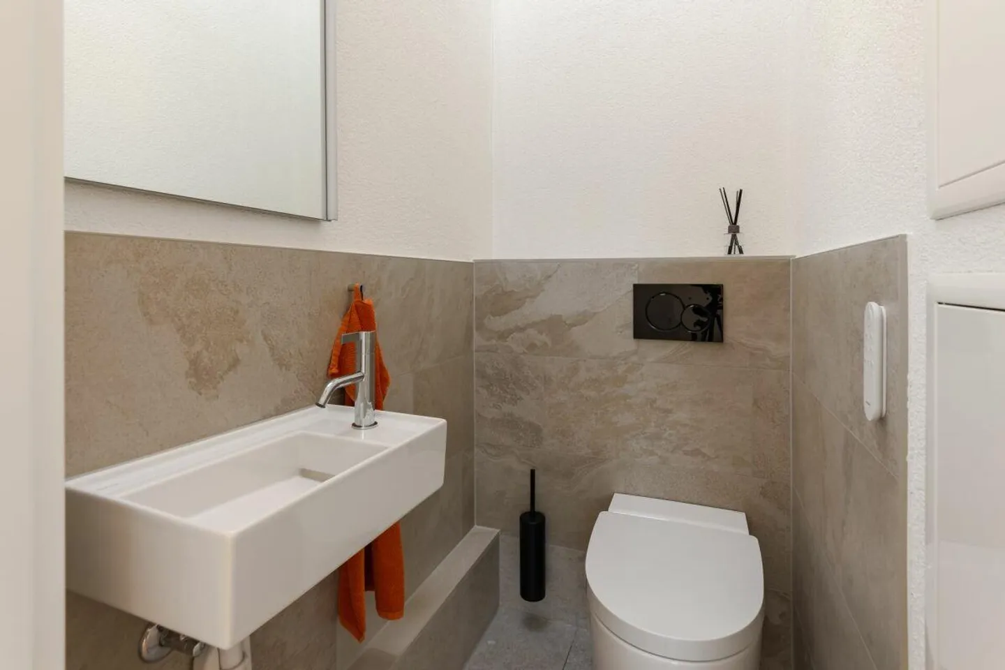 High-quality renovated 5 1/2-room penthouse apartment in the heart of Hünenberg - Photo 18 of 20