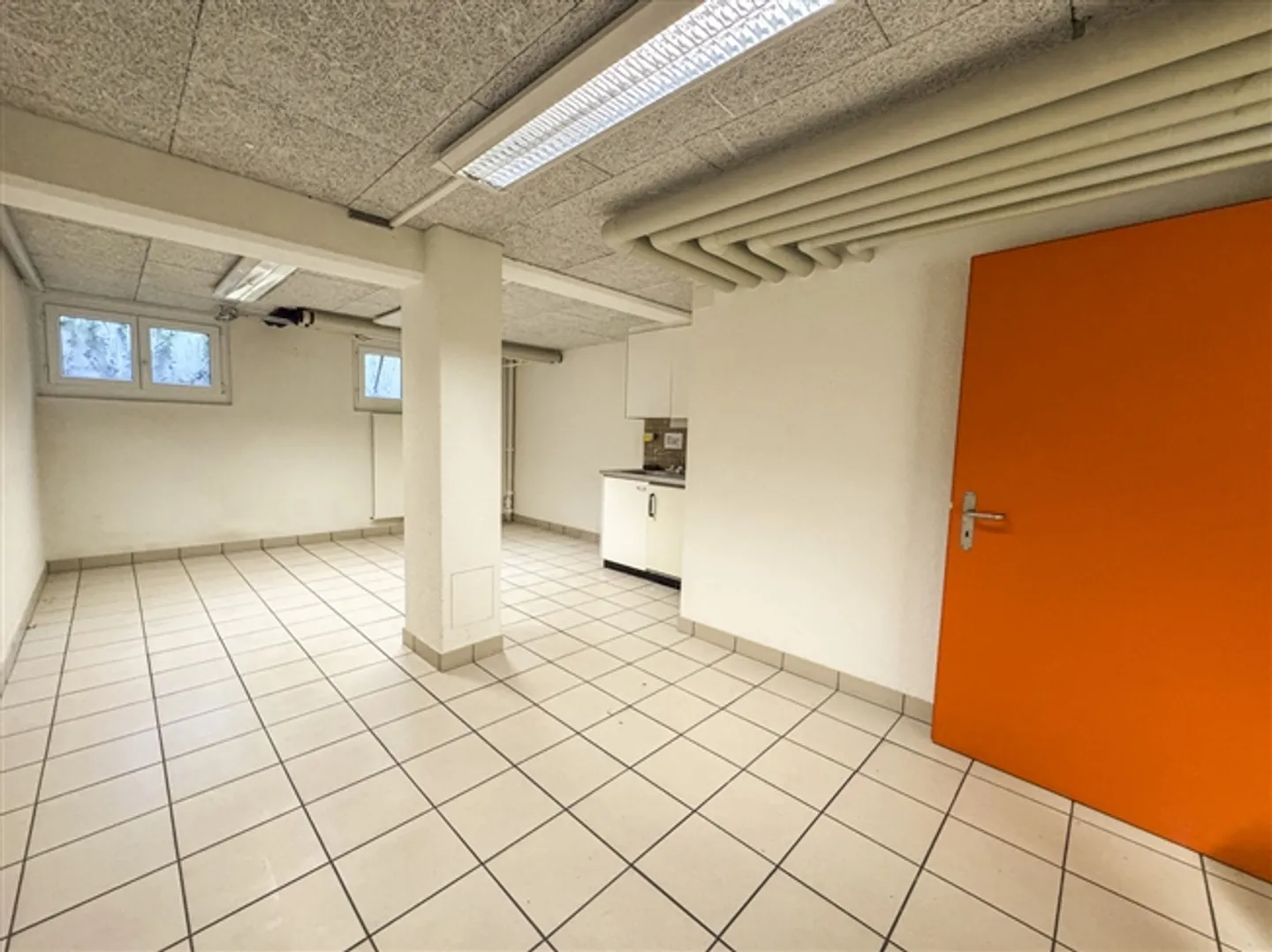 «Bulle - Geräumiger Abstellraum von 187,9 m² zu vermieten» - Photo 2 sur 4