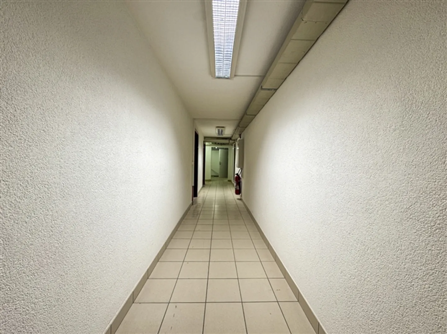«Bulle - Geräumiger Abstellraum von 187,9 m² zu vermieten» - Photo 3 sur 4