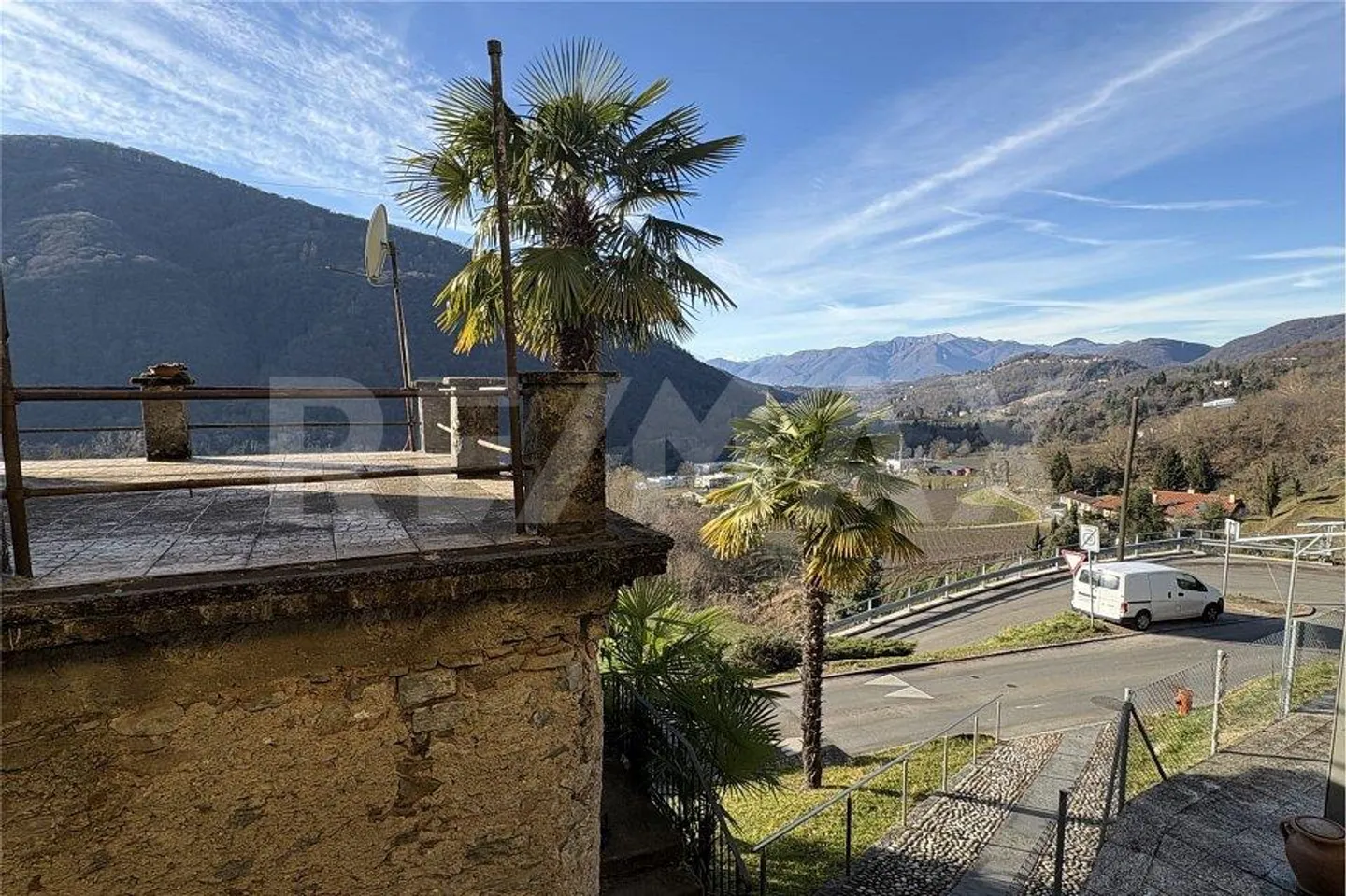 Single house for sale - Photo 1 of 13