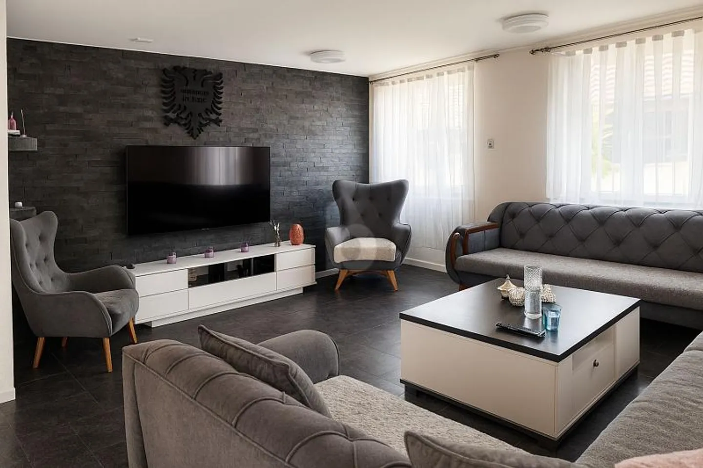 ENTIRELY RENOVATED, NET YIELD 5.5% - Photo 2 of 6