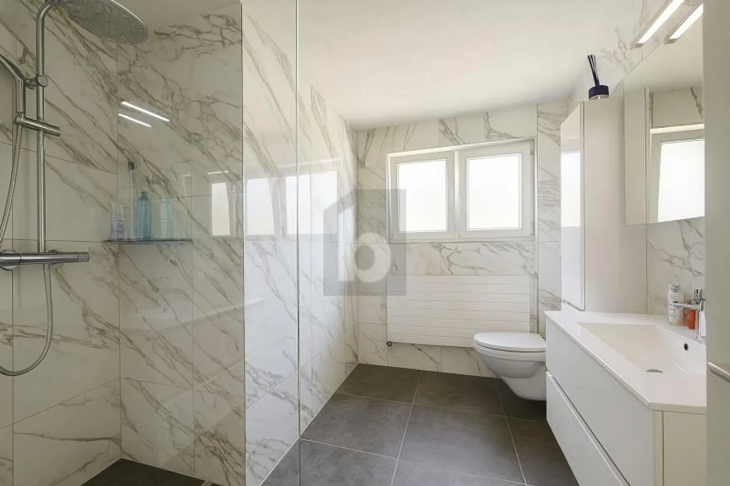 ENTIRELY RENOVATED, NET YIELD 5.5% - Photo 3 of 6