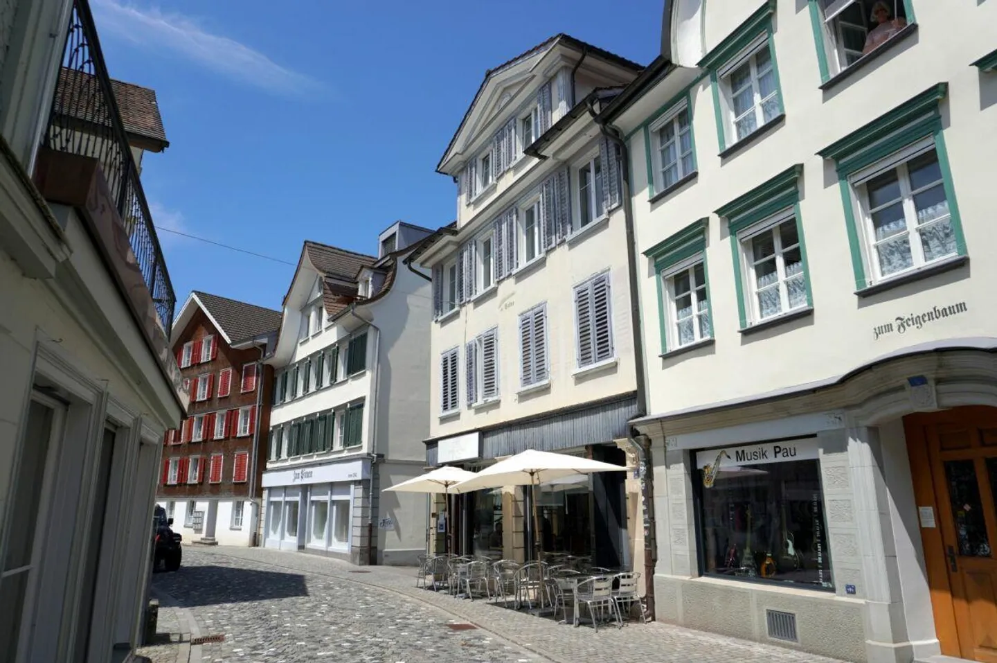 Wohnhaus mit drei Einheiten und Klein-Restaurant - Foto 2 von 18