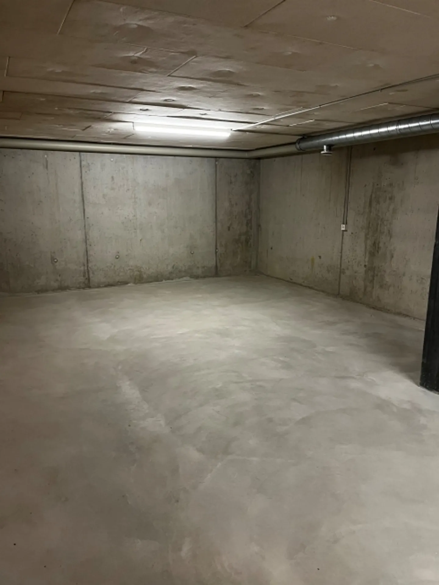 «Grosszügiger Lagerraum in Bachenbülach» - Photo 2 sur 3