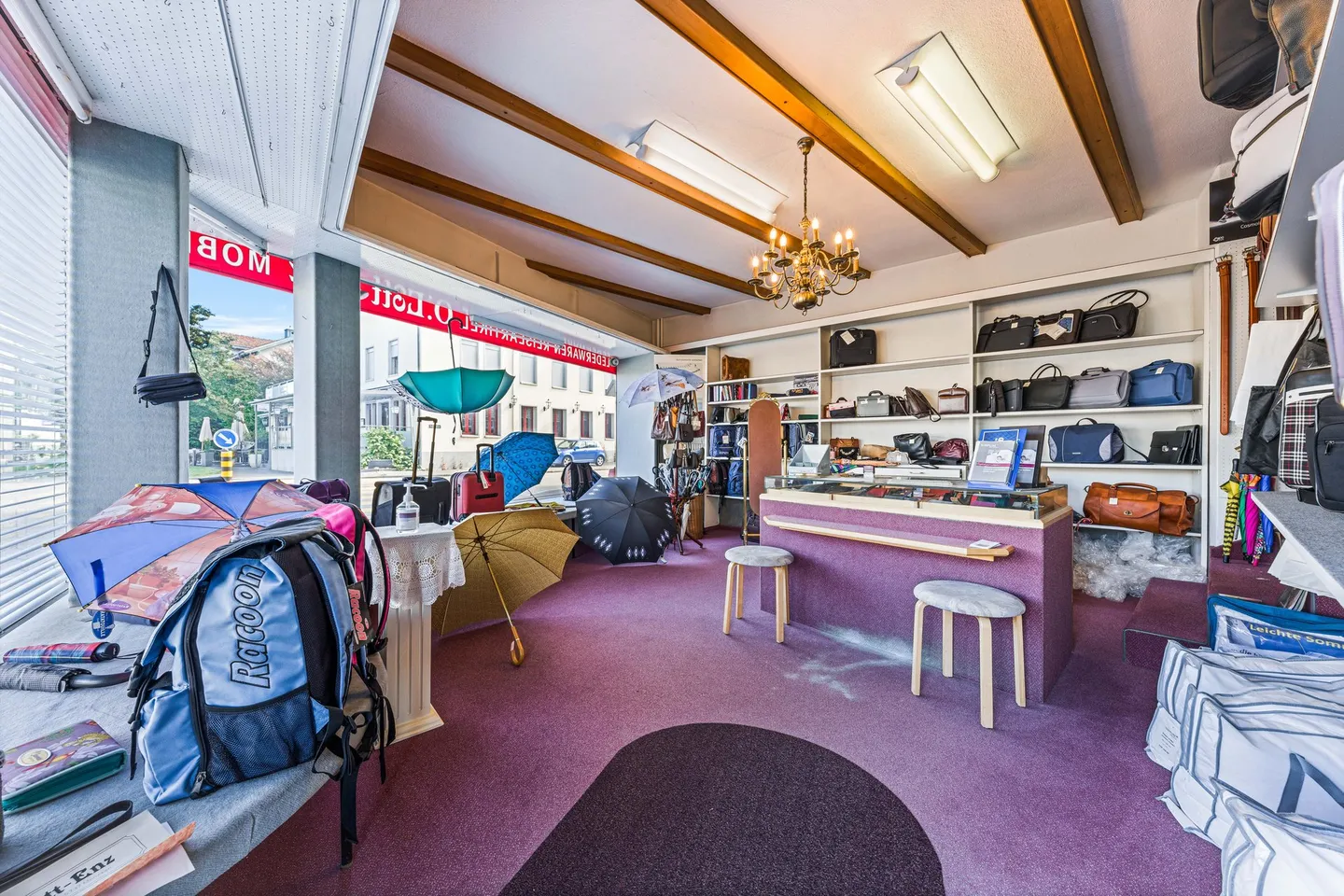 Maison familiale spacieuse avec magasin - Photo 4 sur 10