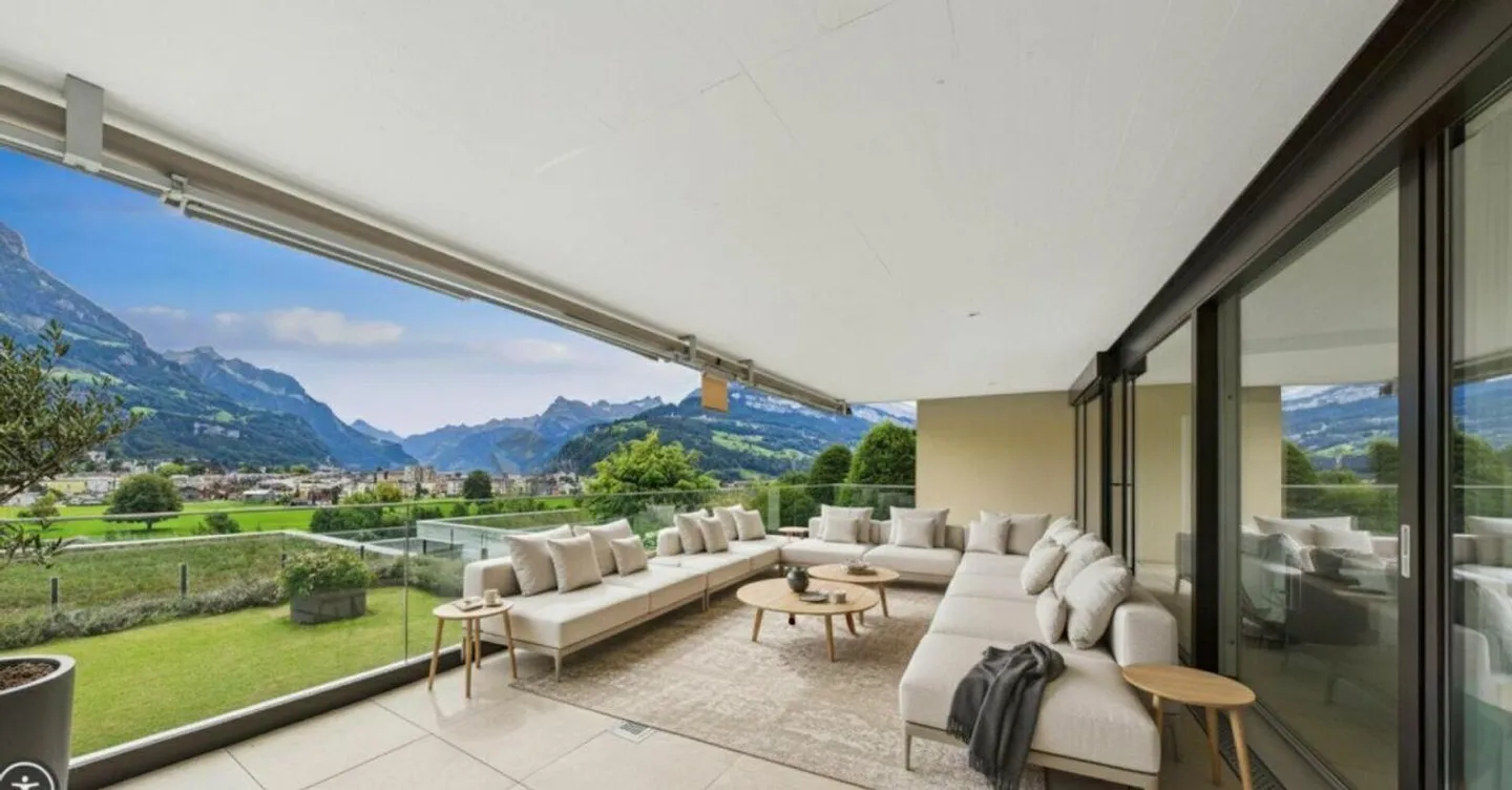 Rêve de terrasse à Brunnen : Ambiance de maison, vue sur le lac et les montagnes. - Photo 2 sur 17