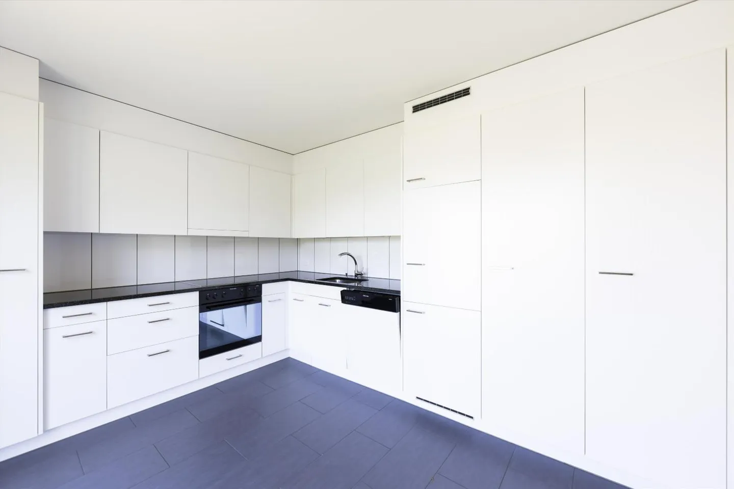 Beautiful apartment in a central location - Photo 3 of 8