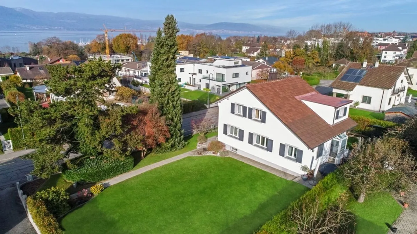 Beautiful, carefully renovated property with a large, tree-lined garden - Photo 1 of 13