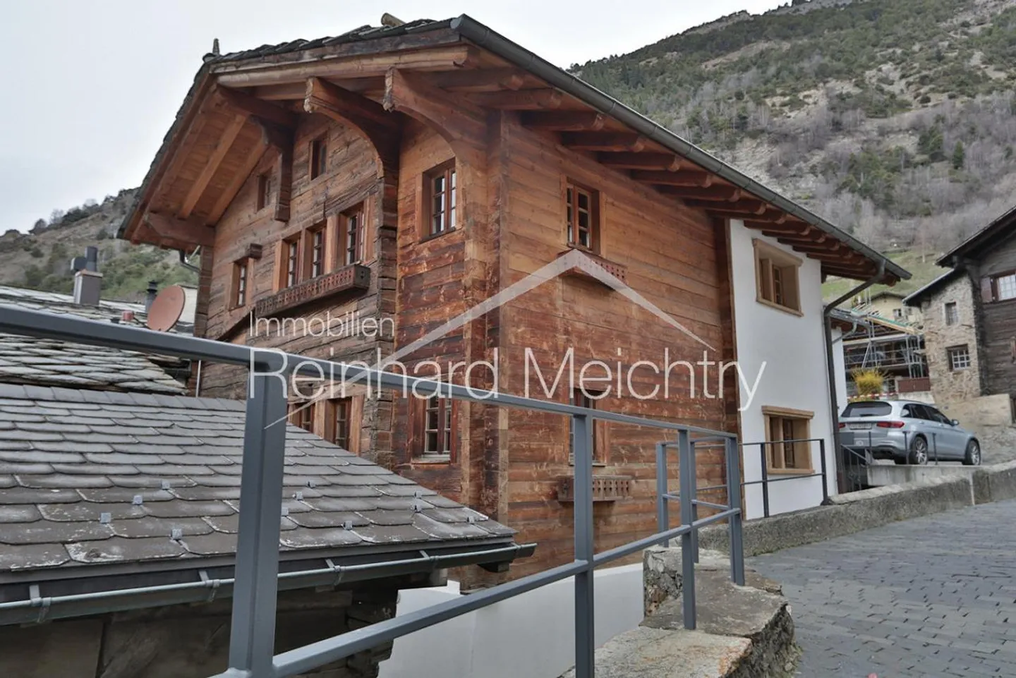 Top renovated Walliser house (4.5 rooms) for rent - Photo 1 of 25