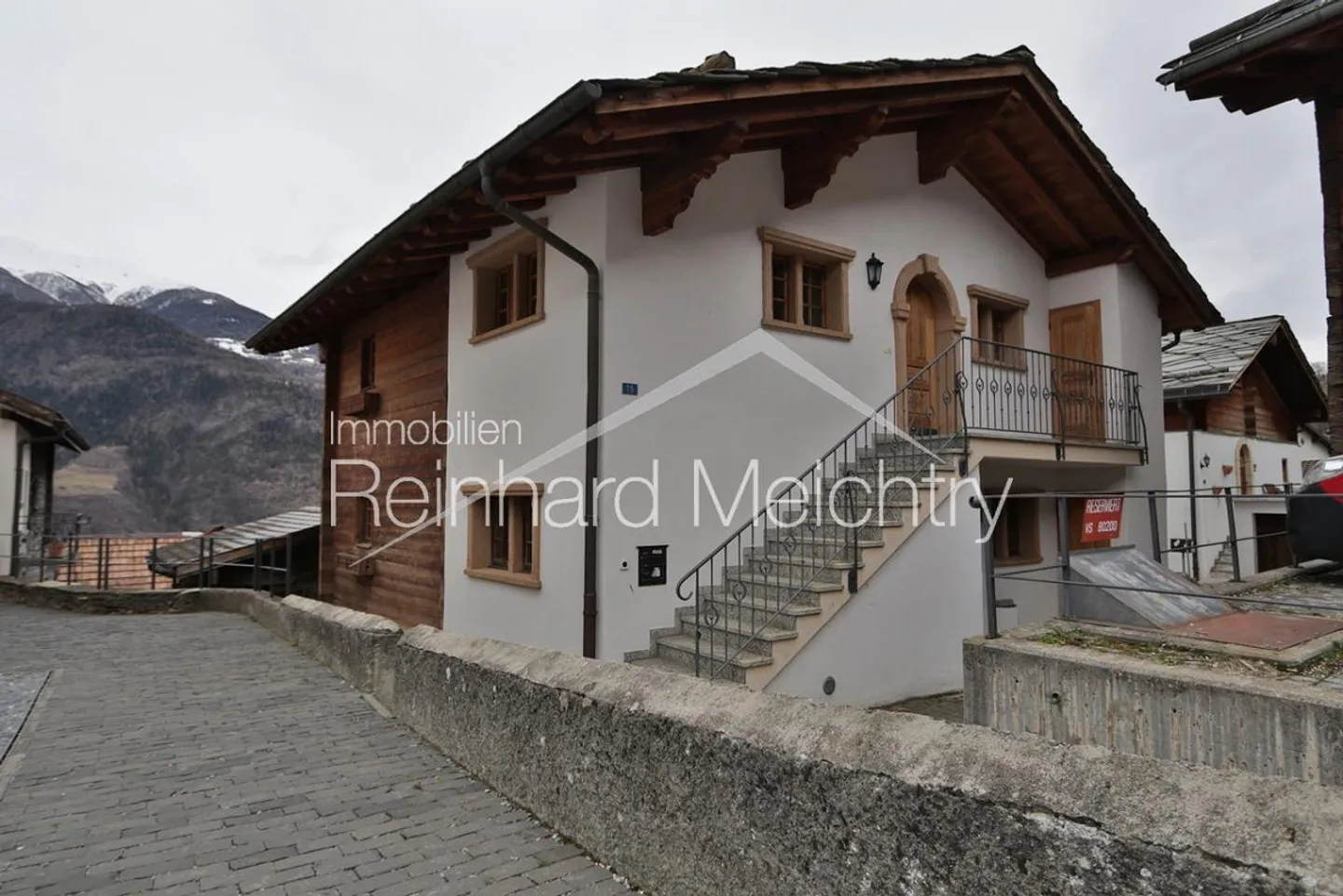 Top renovated Walliser house (4.5 rooms) for rent - Photo 2 of 25