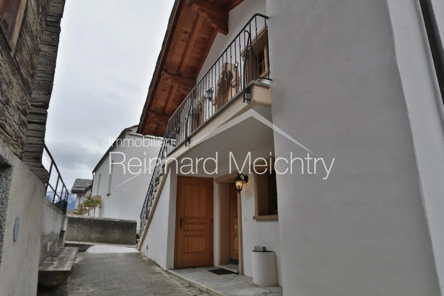 Top renovated Walliser house (4.5 rooms) for rent - Photo 3 of 25