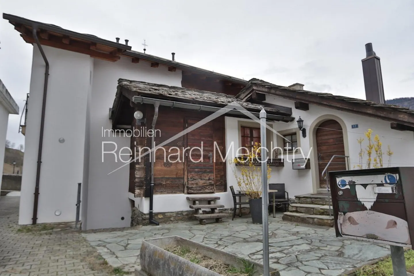 Top renovated Walliser house (4.5 rooms) for rent - Photo 4 of 25