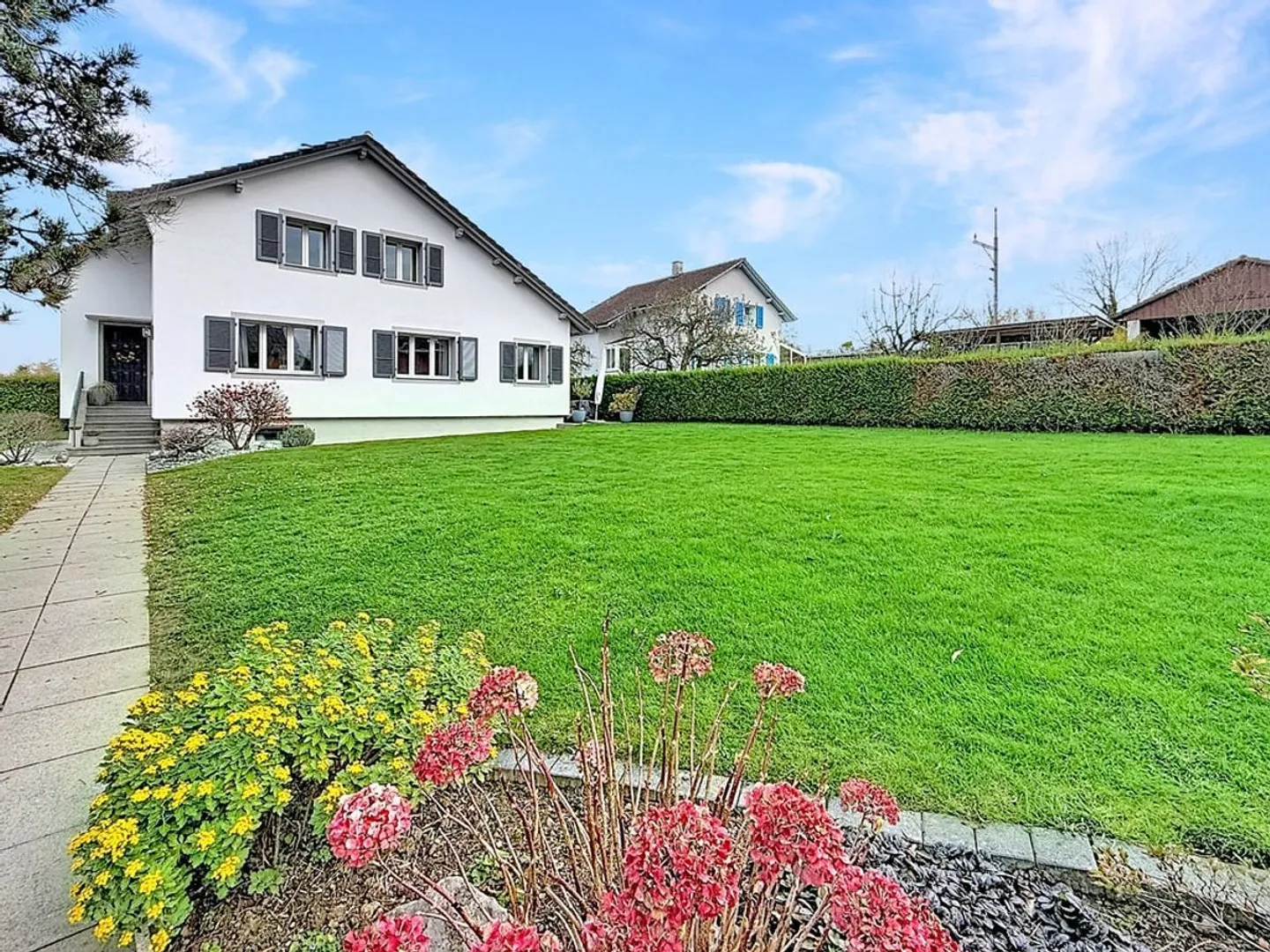 Beautiful, carefully renovated property with a large, tree-lined garden - Photo 4 of 13
