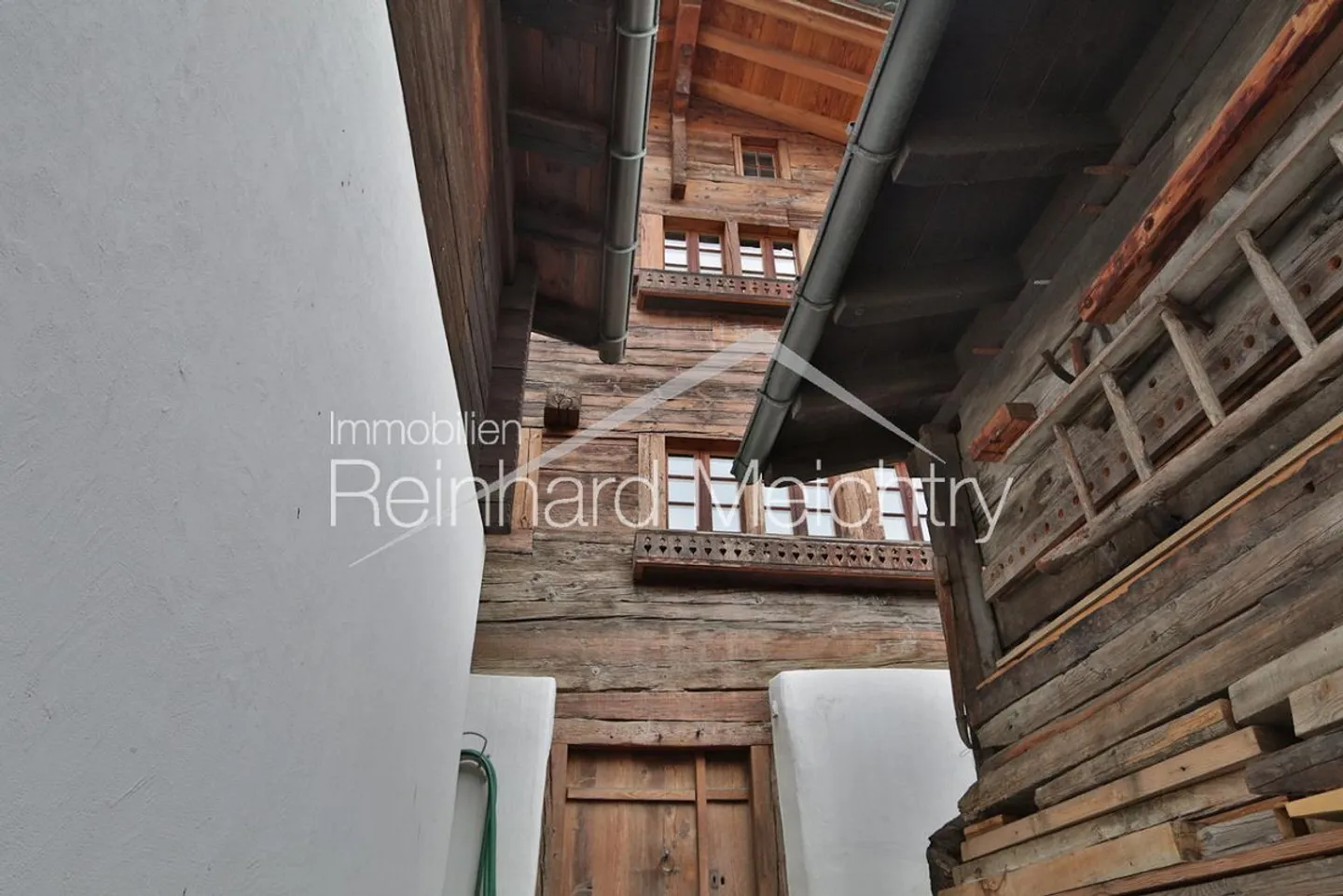 Top renovated Walliser house (4.5 rooms) for rent - Photo 5 of 25