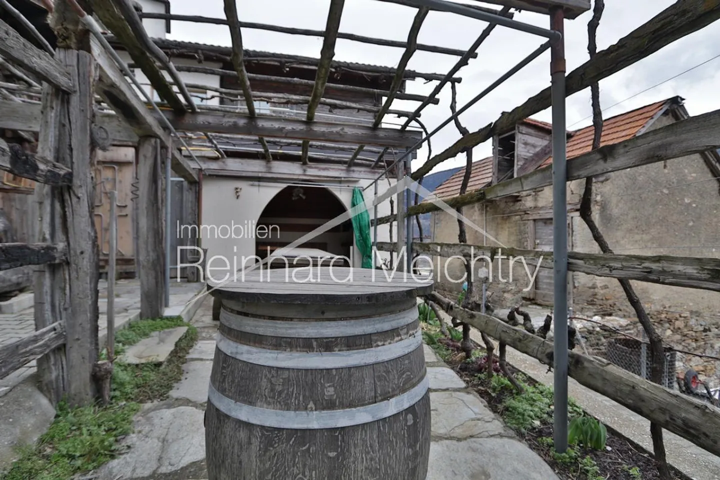 Top renovated Walliser house (4.5 rooms) for rent - Photo 6 of 25