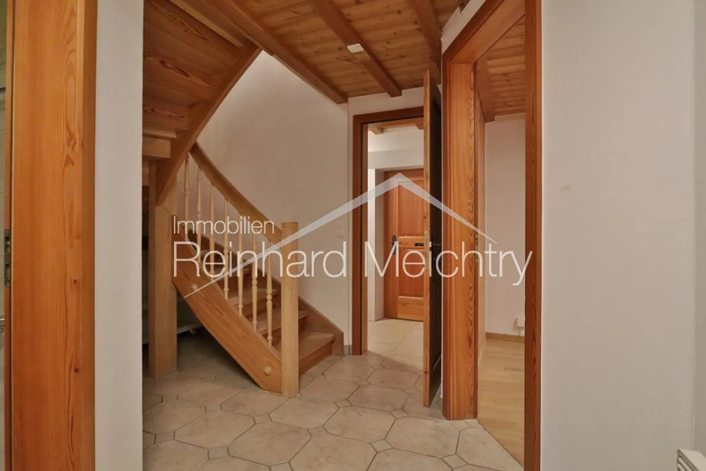 Top renovated Walliser house (4.5 rooms) for rent - Photo 18 of 25