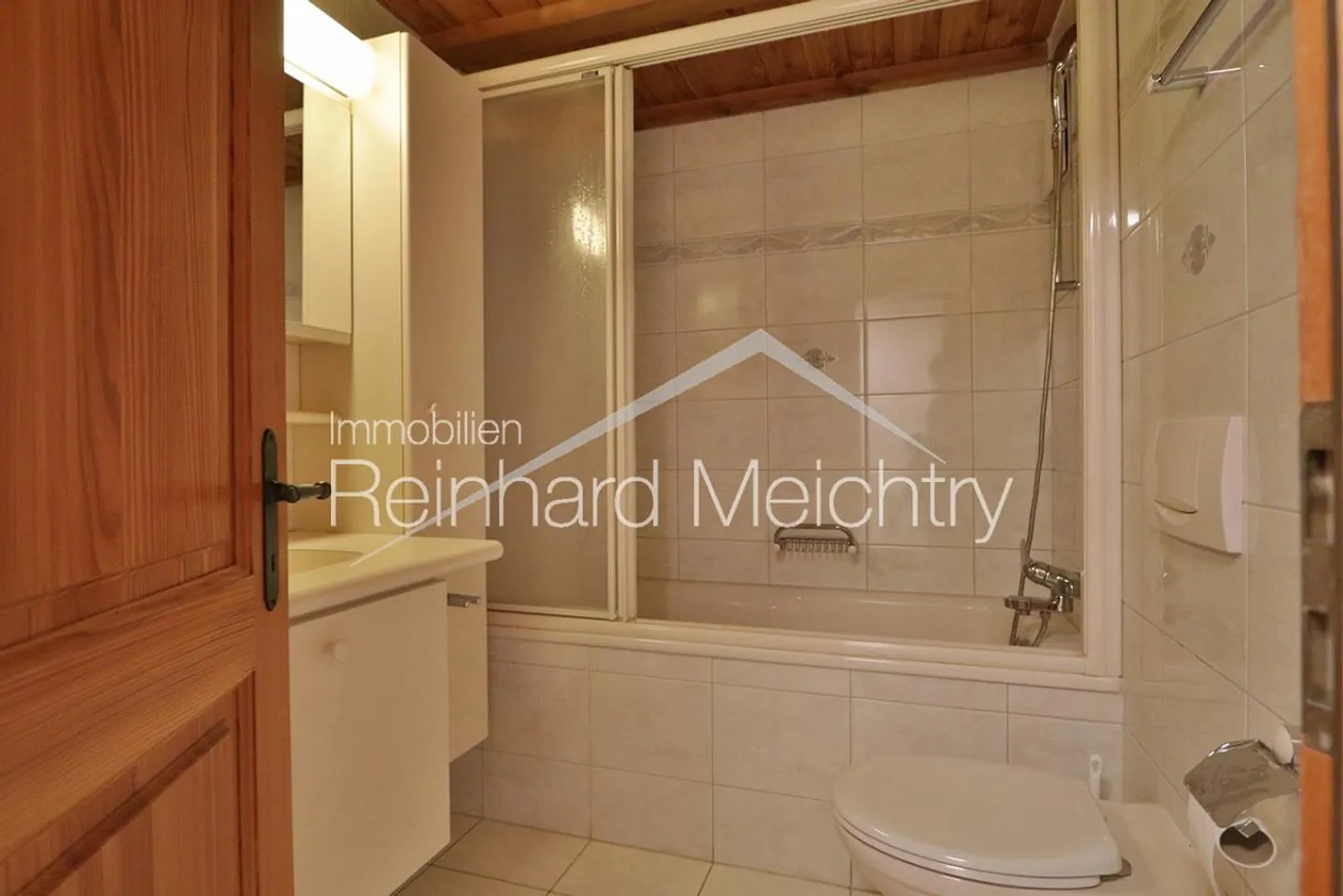 Top renovated Walliser house (4.5 rooms) for rent - Photo 19 of 25
