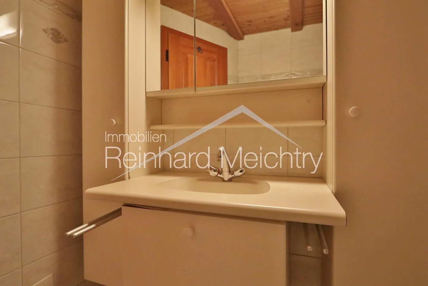 Top renovated Walliser house (4.5 rooms) for rent - Photo 20 of 25