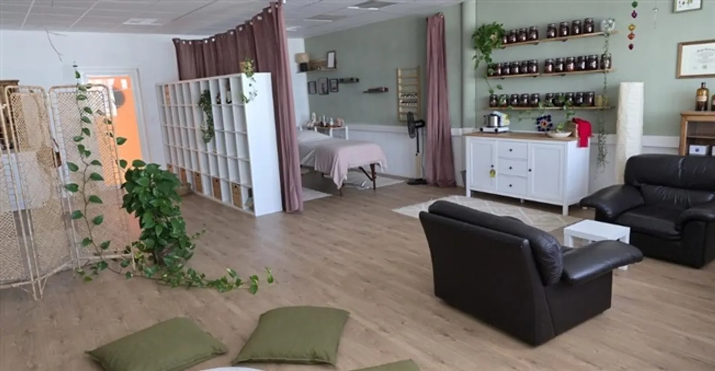 Commerce - Photo 1 of 19