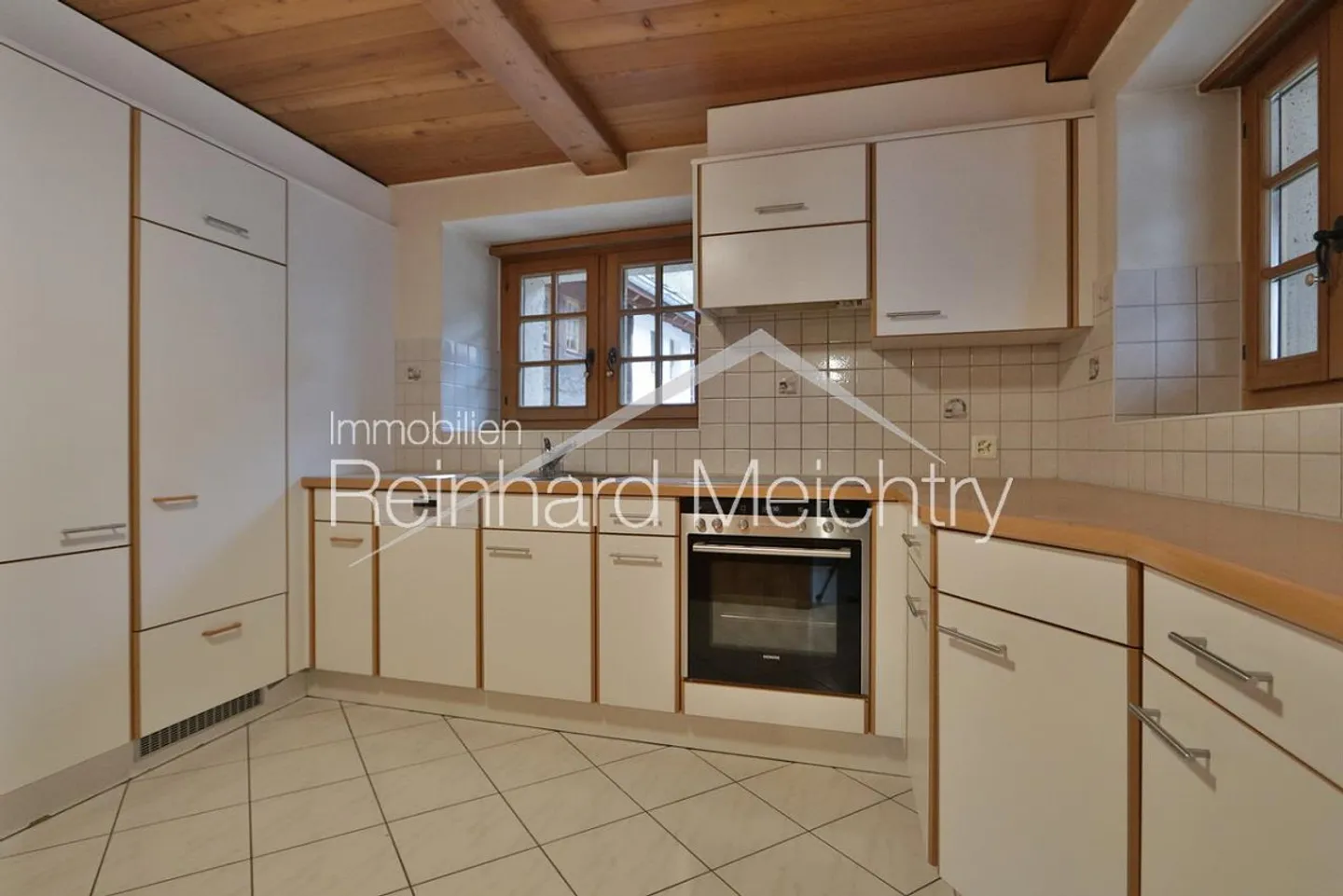 Top renovated Walliser house (4.5 rooms) for rent - Photo 13 of 25