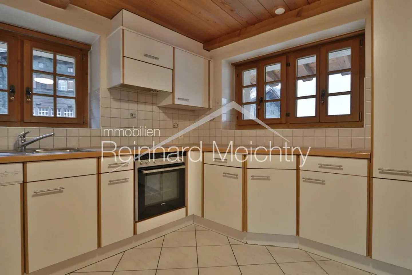 Top renovated Walliser house (4.5 rooms) for rent - Photo 14 of 25