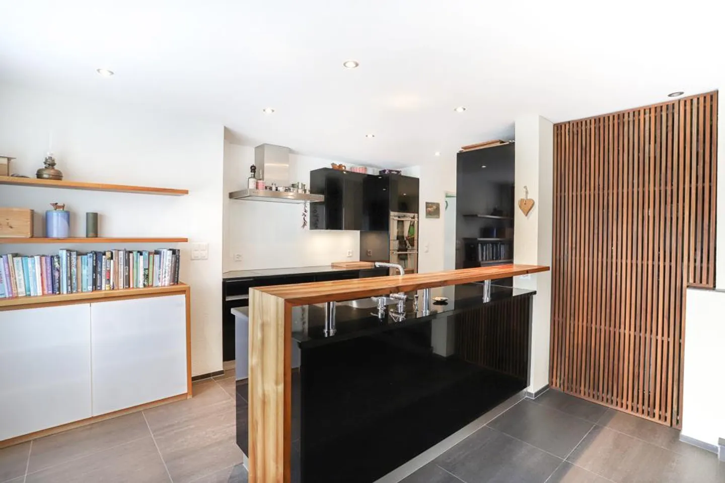 Spacious Living with Terrace and Plenty of Daylight - Photo 5 of 7