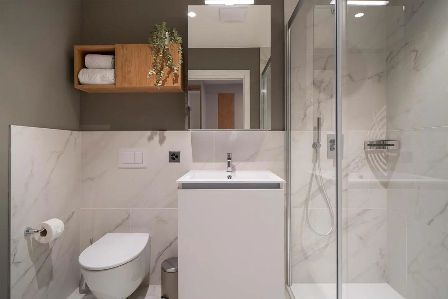 City Pop - Studio Apartments in Basel, next to the train station - Photo 3 of 13