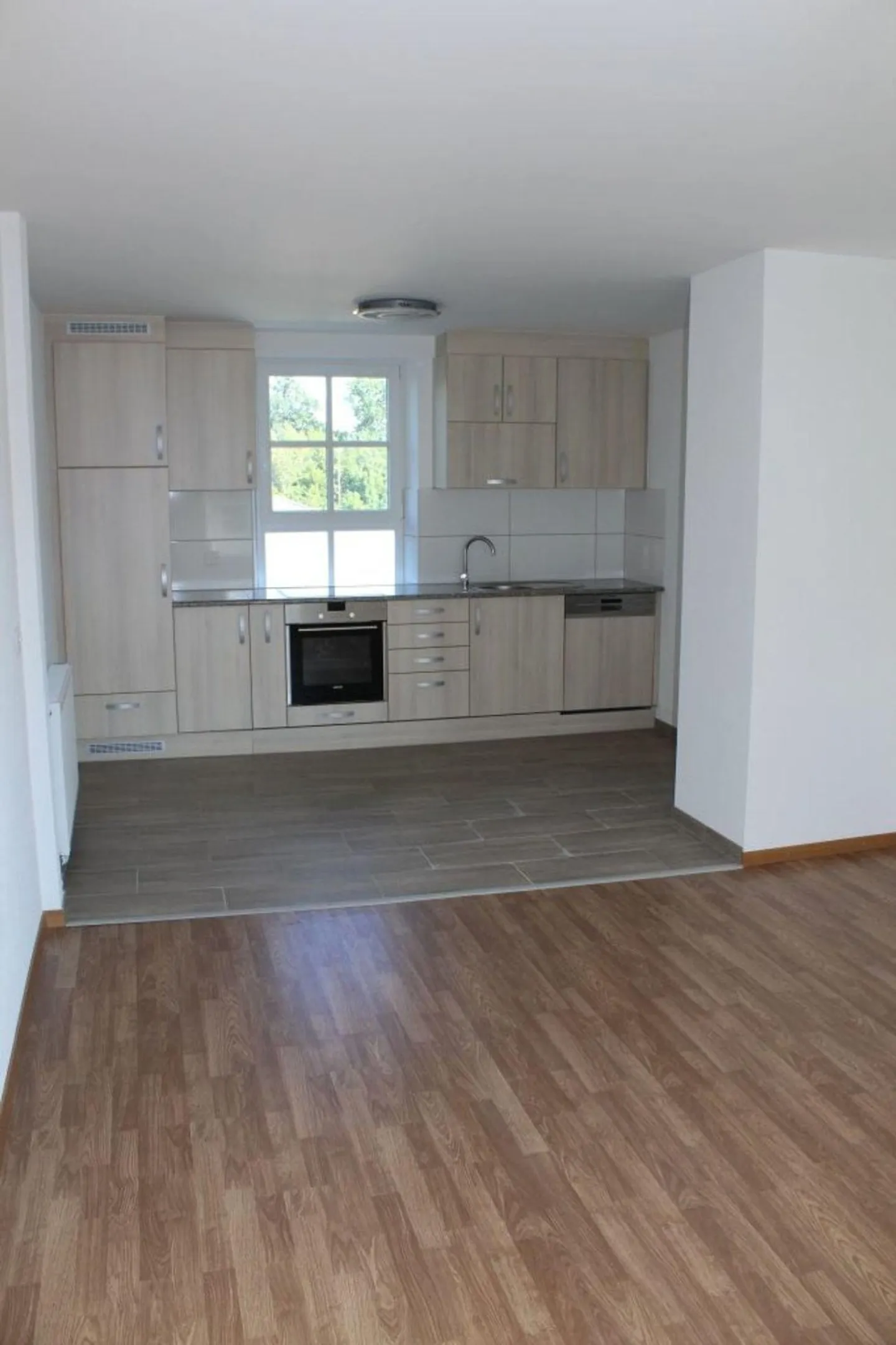 Charming 2.5 Room Apartment - Photo 2 of 6