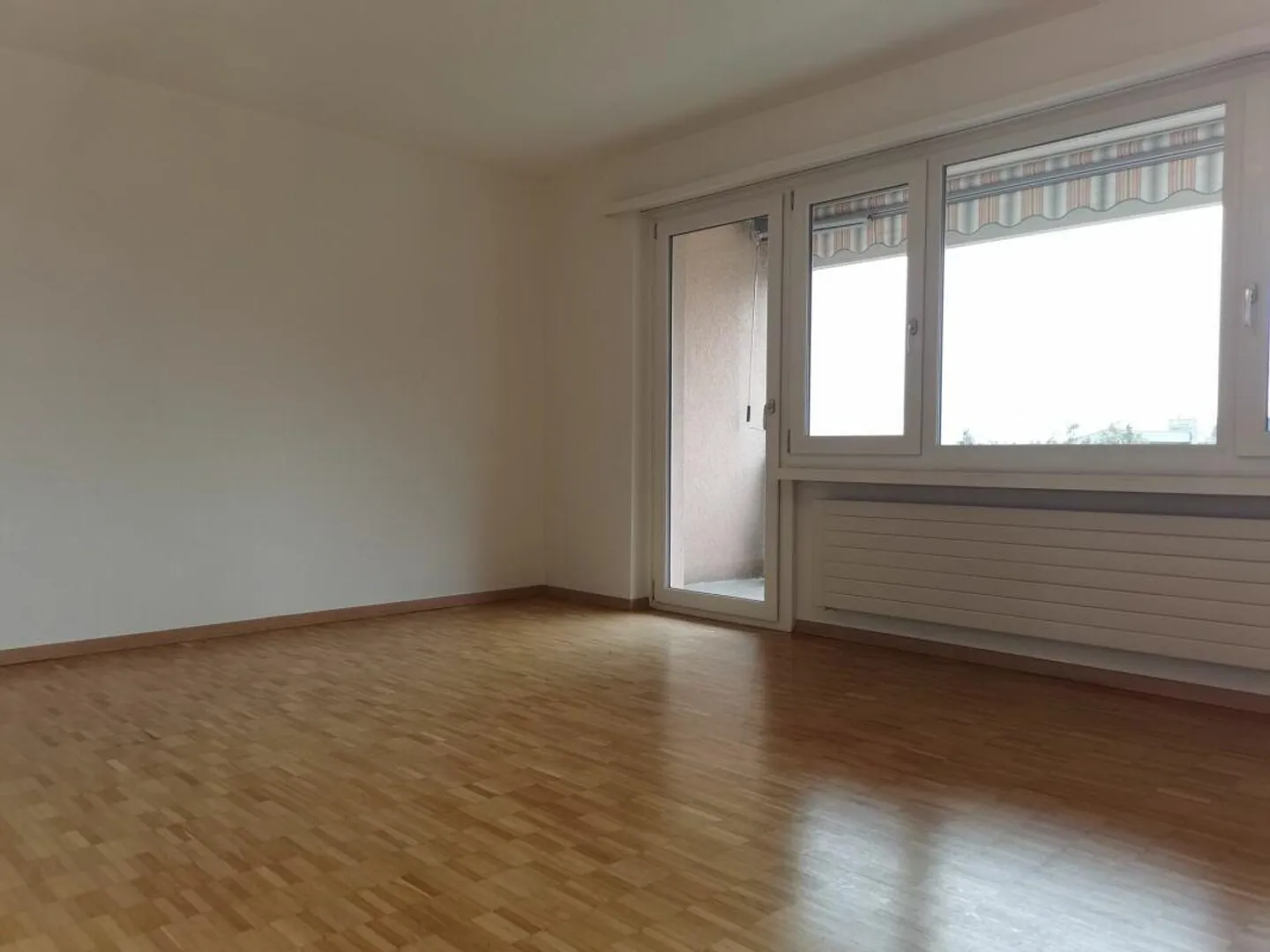 Appartamento luminoso e spazioso di 3,5 stanze con balcone n. 2 - Foto 4 di 7