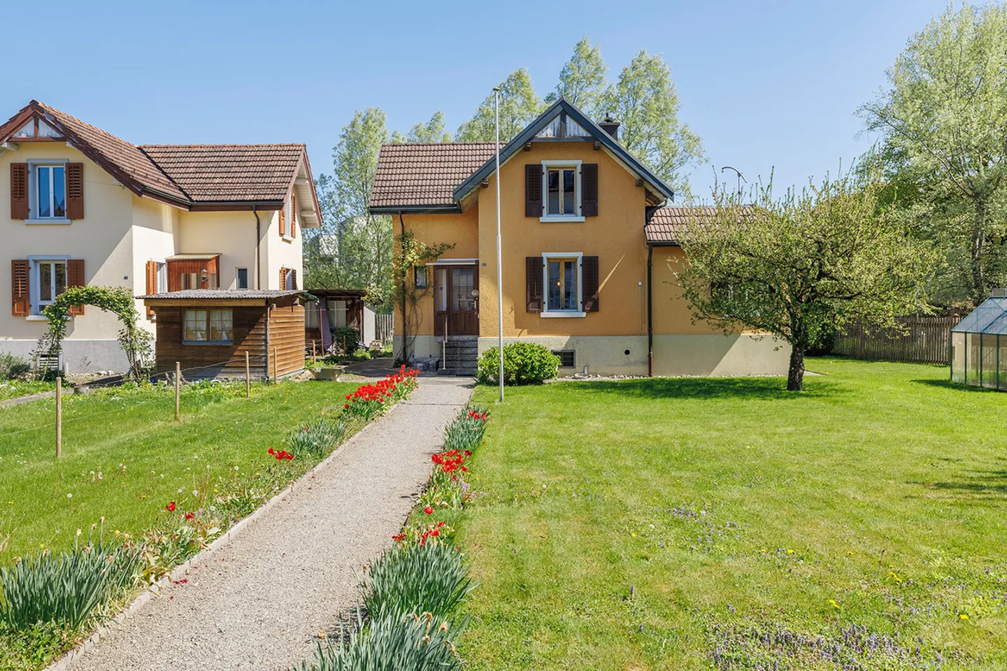 Charmantes Freistehendes Haus mit Garten - Foto 2 von 9